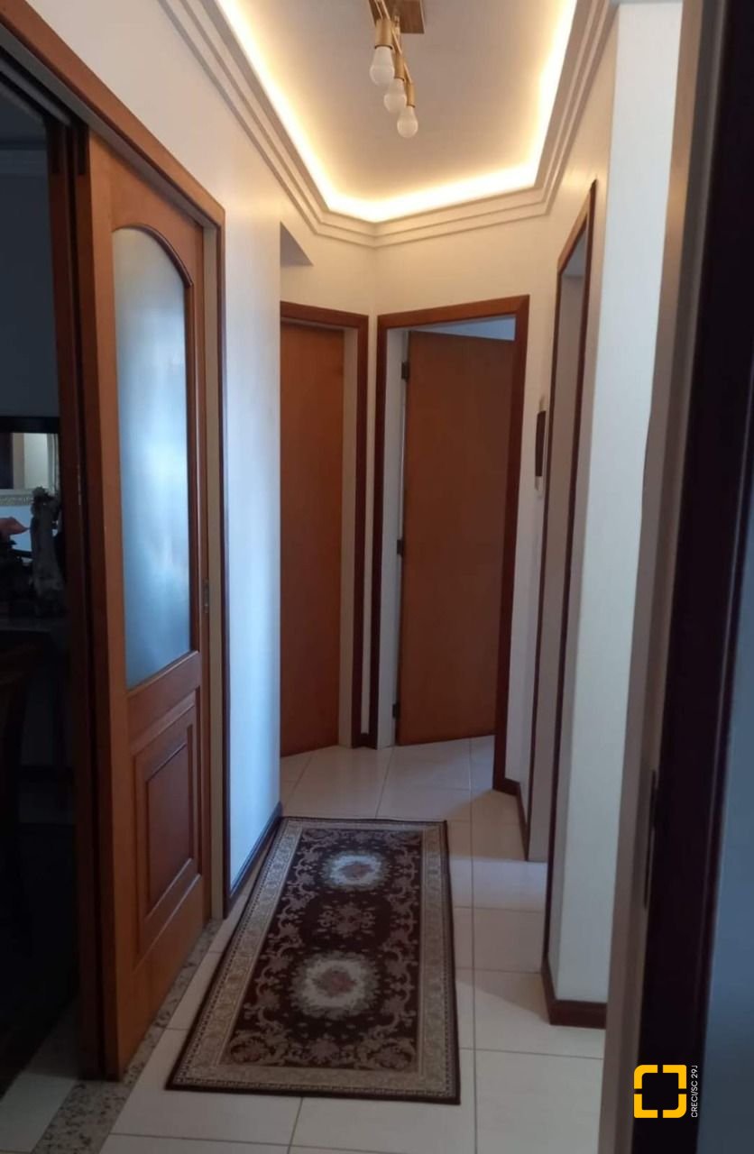 Apartamento com 133m², 6 quartos (sendo 2 suítes), 2 garagens, no bairro Estreito em Florianópolis