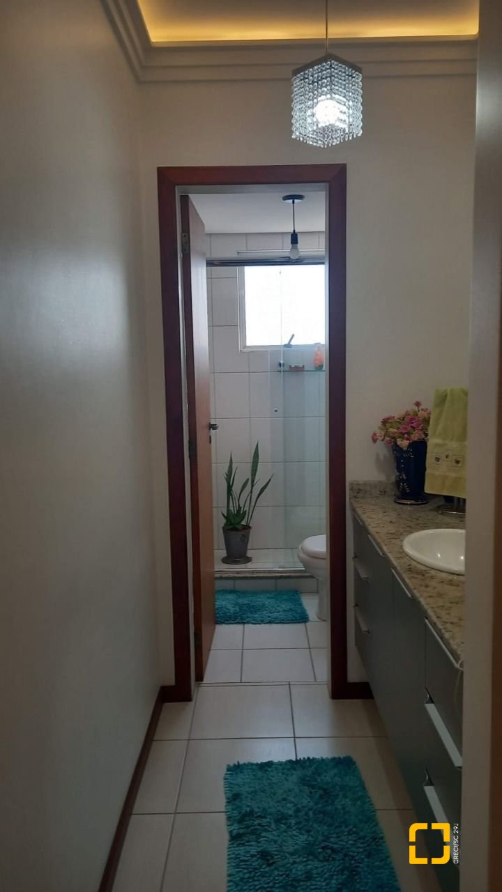 Apartamento com 133m², 6 quartos (sendo 2 suítes), 2 garagens, no bairro Estreito em Florianópolis