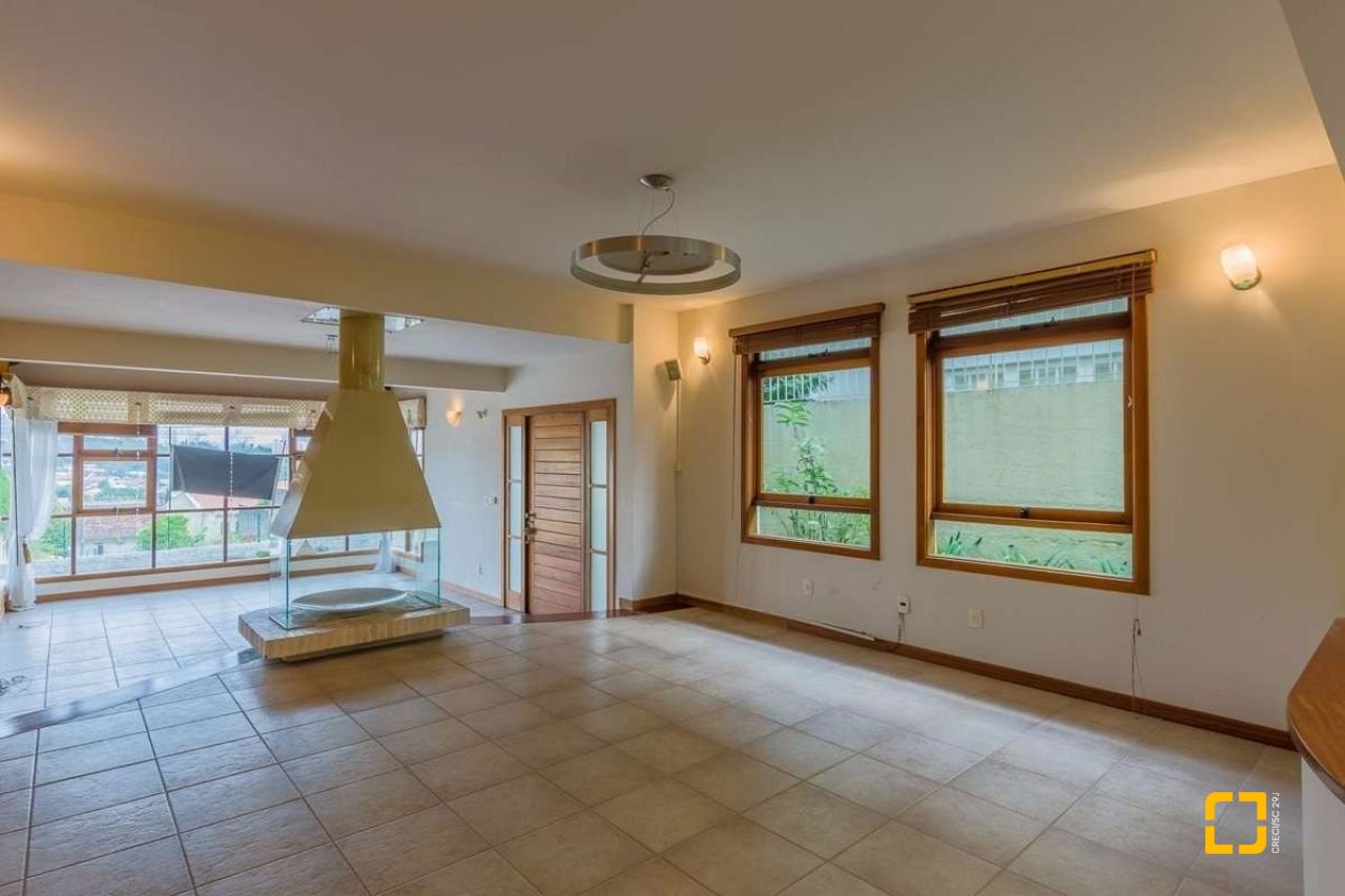 Casa com 929m², 5 quartos (sendo 3 suítes), 5 garagens, no bairro João Paulo em Florianópolis