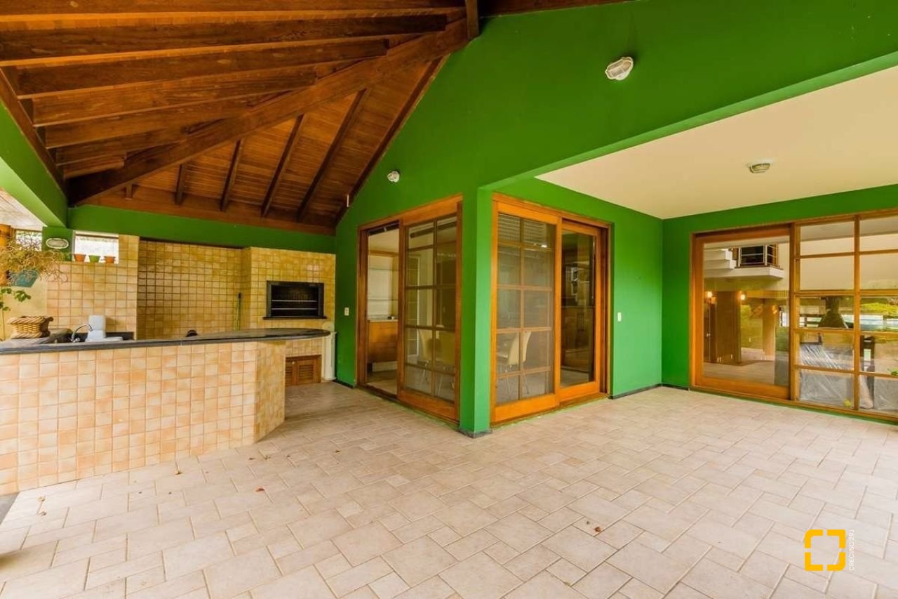 Casa com 929m², 5 quartos (sendo 3 suítes), 5 garagens, no bairro João Paulo em Florianópolis