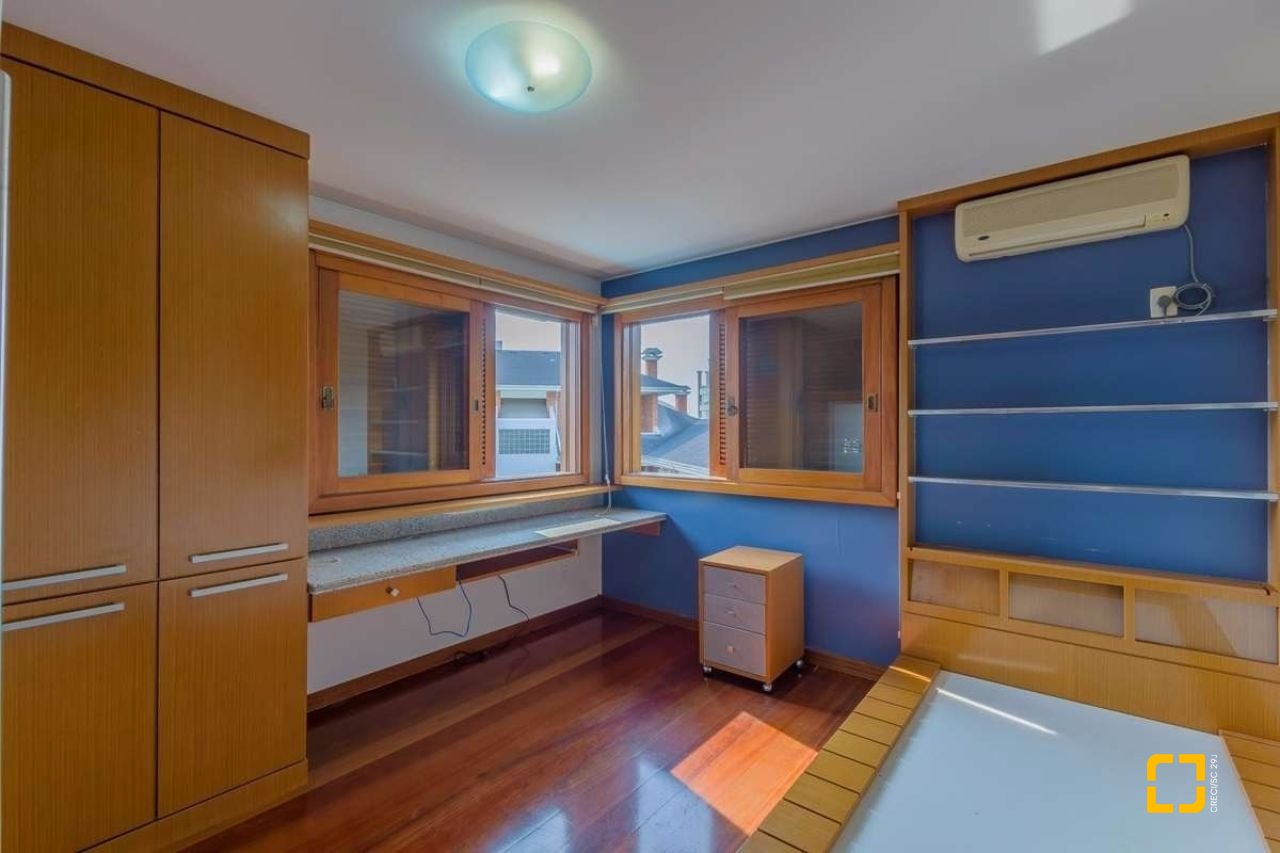 Casa com 929m², 5 quartos (sendo 3 suítes), 5 garagens, no bairro João Paulo em Florianópolis