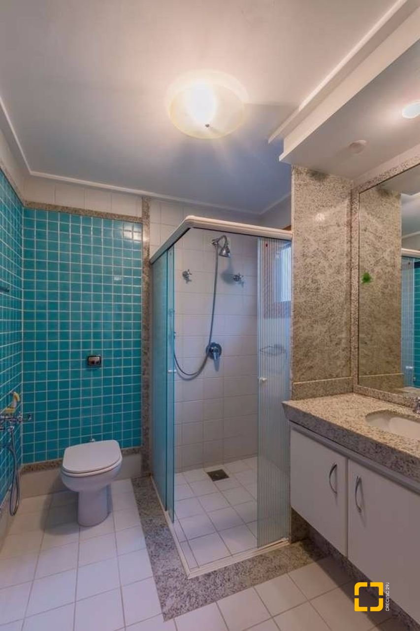 Casa com 929m², 5 quartos (sendo 3 suítes), 5 garagens, no bairro João Paulo em Florianópolis