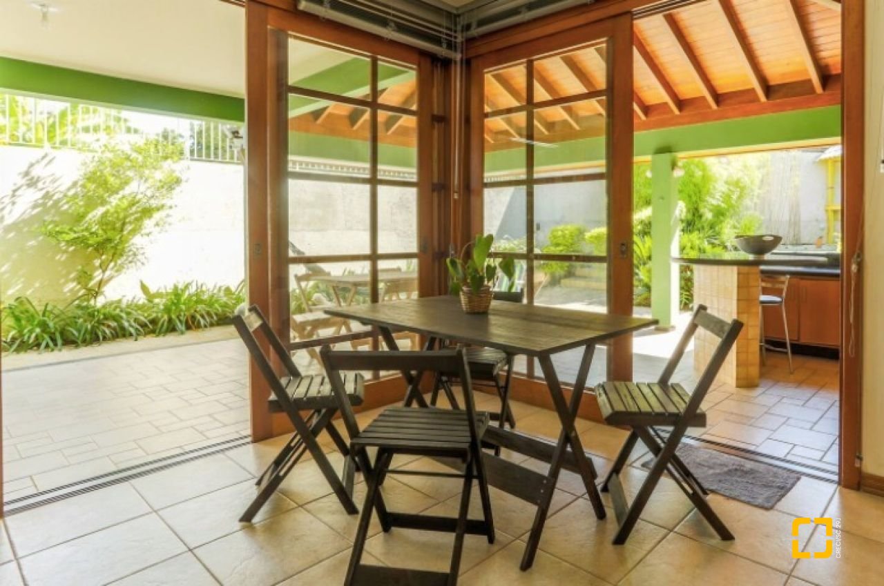 Casa com 929m², 5 quartos (sendo 3 suítes), 5 garagens, no bairro João Paulo em Florianópolis