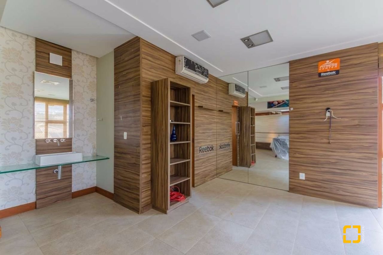 Casa com 929m², 5 quartos (sendo 3 suítes), 5 garagens, no bairro João Paulo em Florianópolis