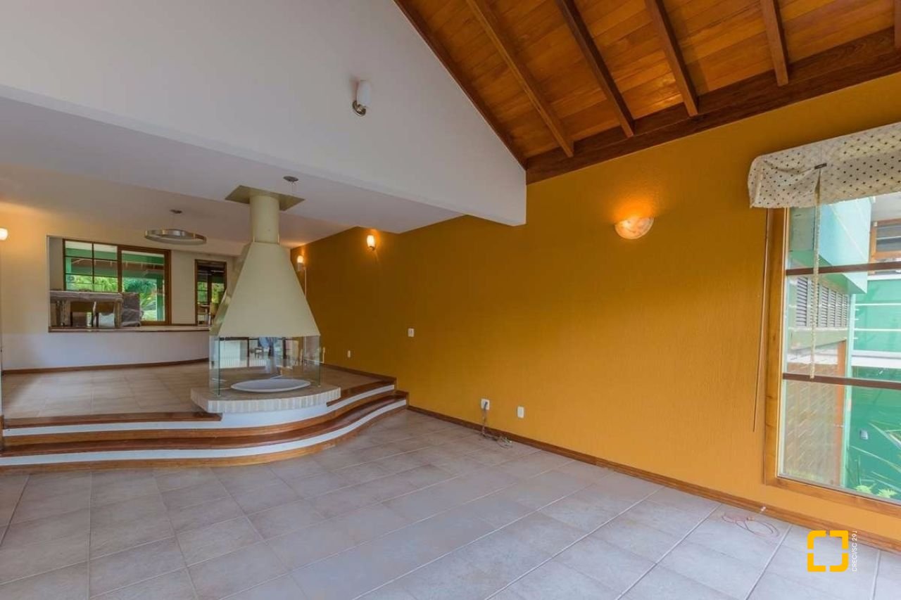 Casa com 929m², 5 quartos (sendo 3 suítes), 5 garagens, no bairro João Paulo em Florianópolis