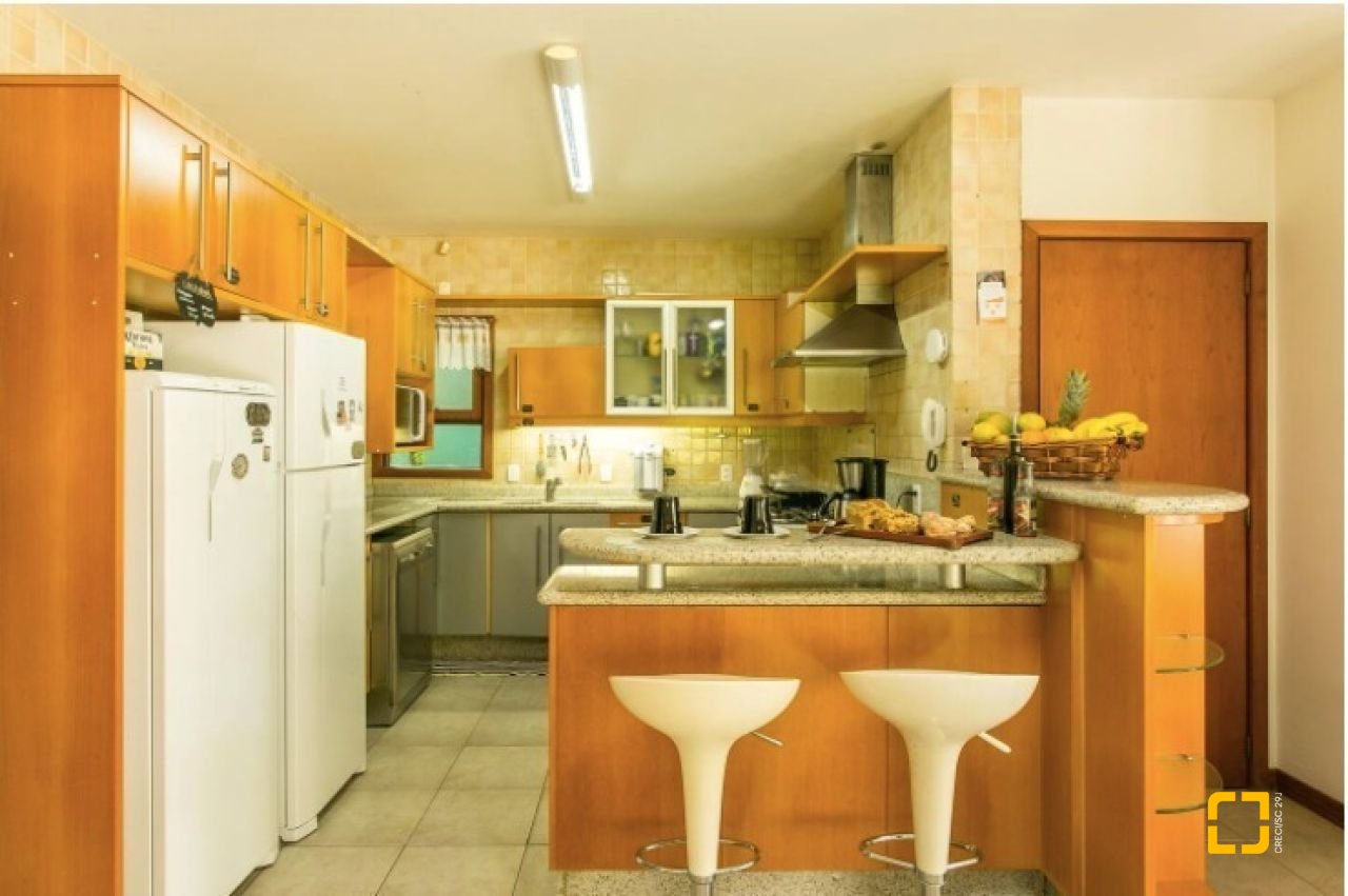 Casa com 929m², 5 quartos (sendo 3 suítes), 5 garagens, no bairro João Paulo em Florianópolis