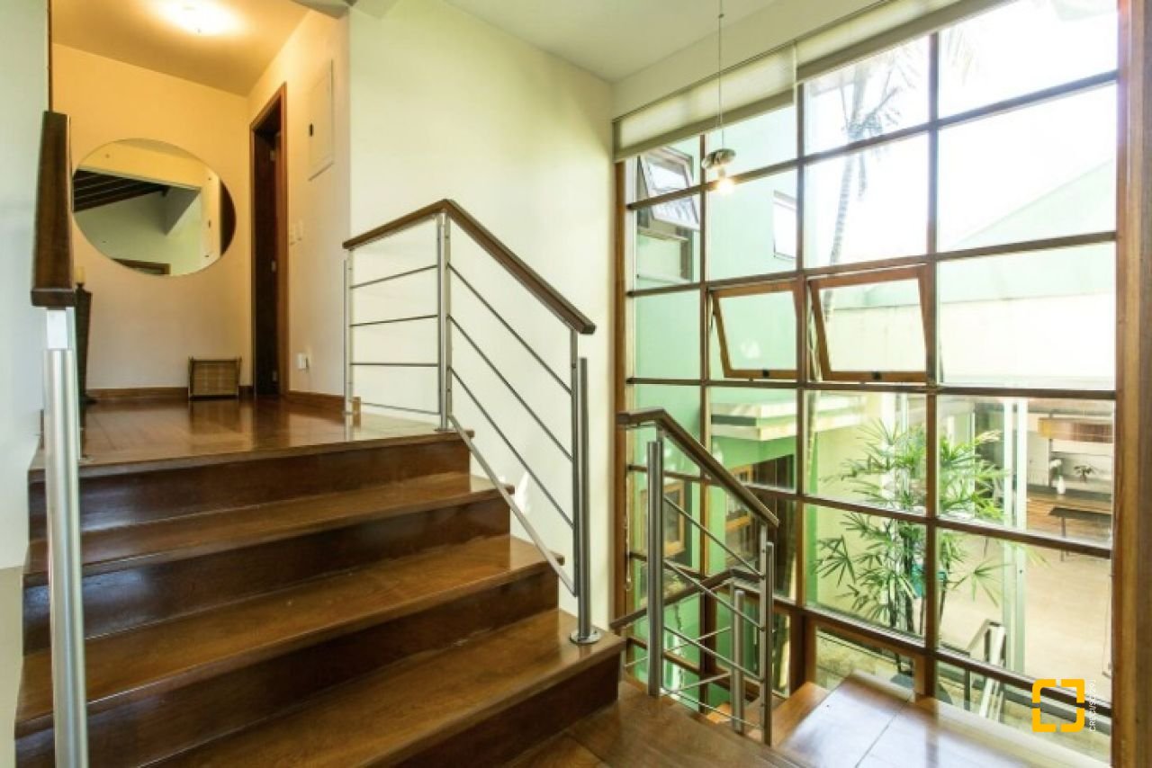 Casa com 929m², 5 quartos (sendo 3 suítes), 5 garagens, no bairro João Paulo em Florianópolis