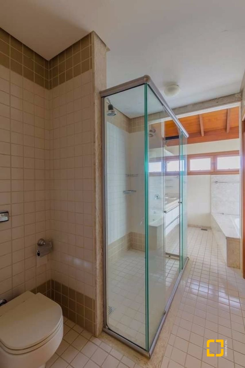 Casa com 929m², 5 quartos (sendo 3 suítes), 5 garagens, no bairro João Paulo em Florianópolis
