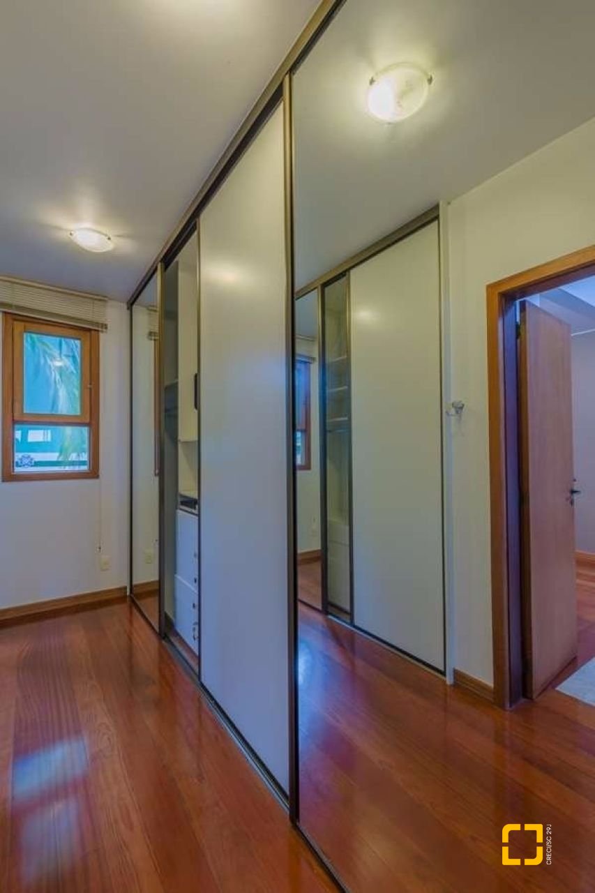 Casa com 929m², 5 quartos (sendo 3 suítes), 5 garagens, no bairro João Paulo em Florianópolis
