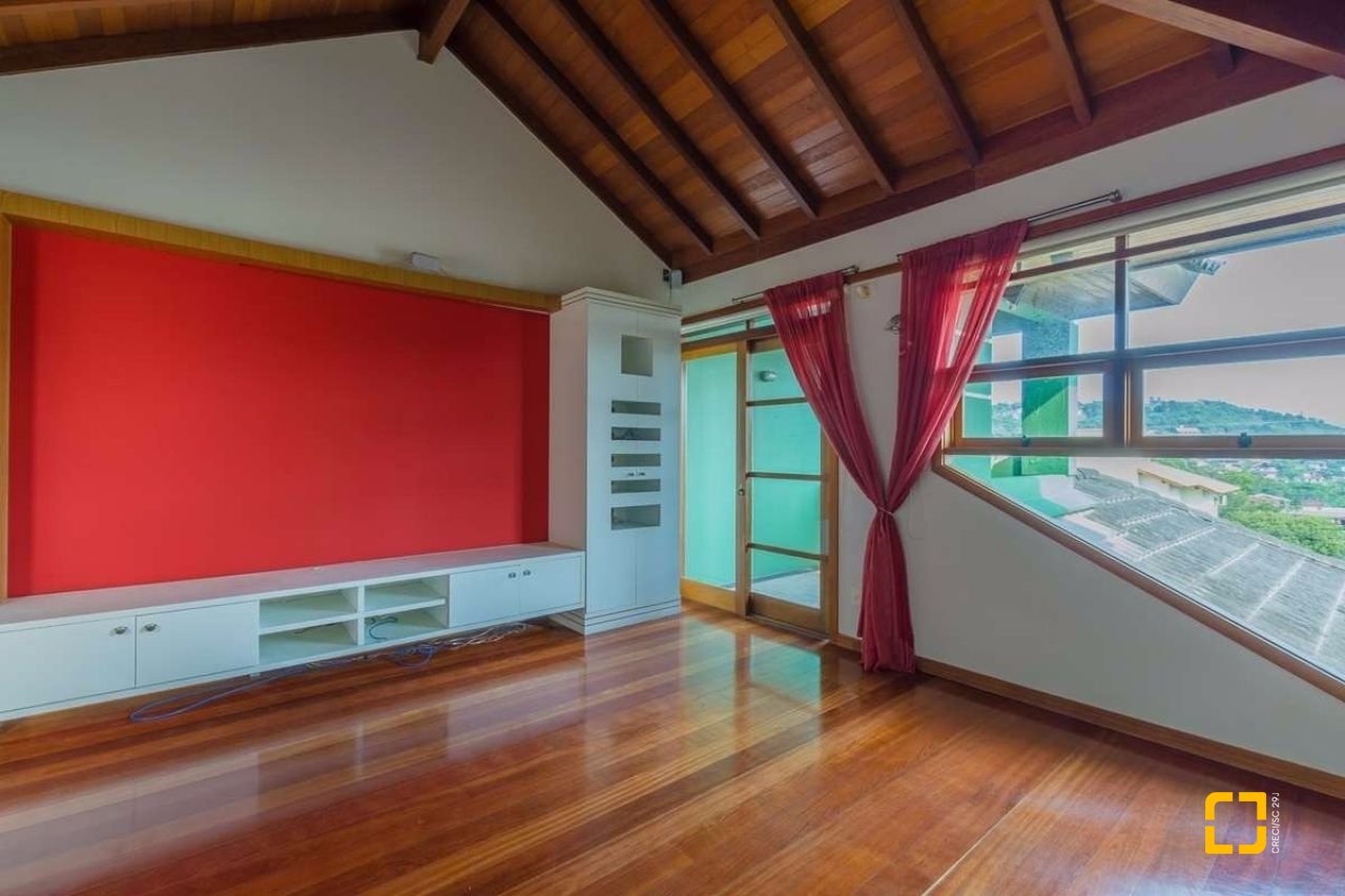 Casa com 929m², 5 quartos (sendo 3 suítes), 5 garagens, no bairro João Paulo em Florianópolis