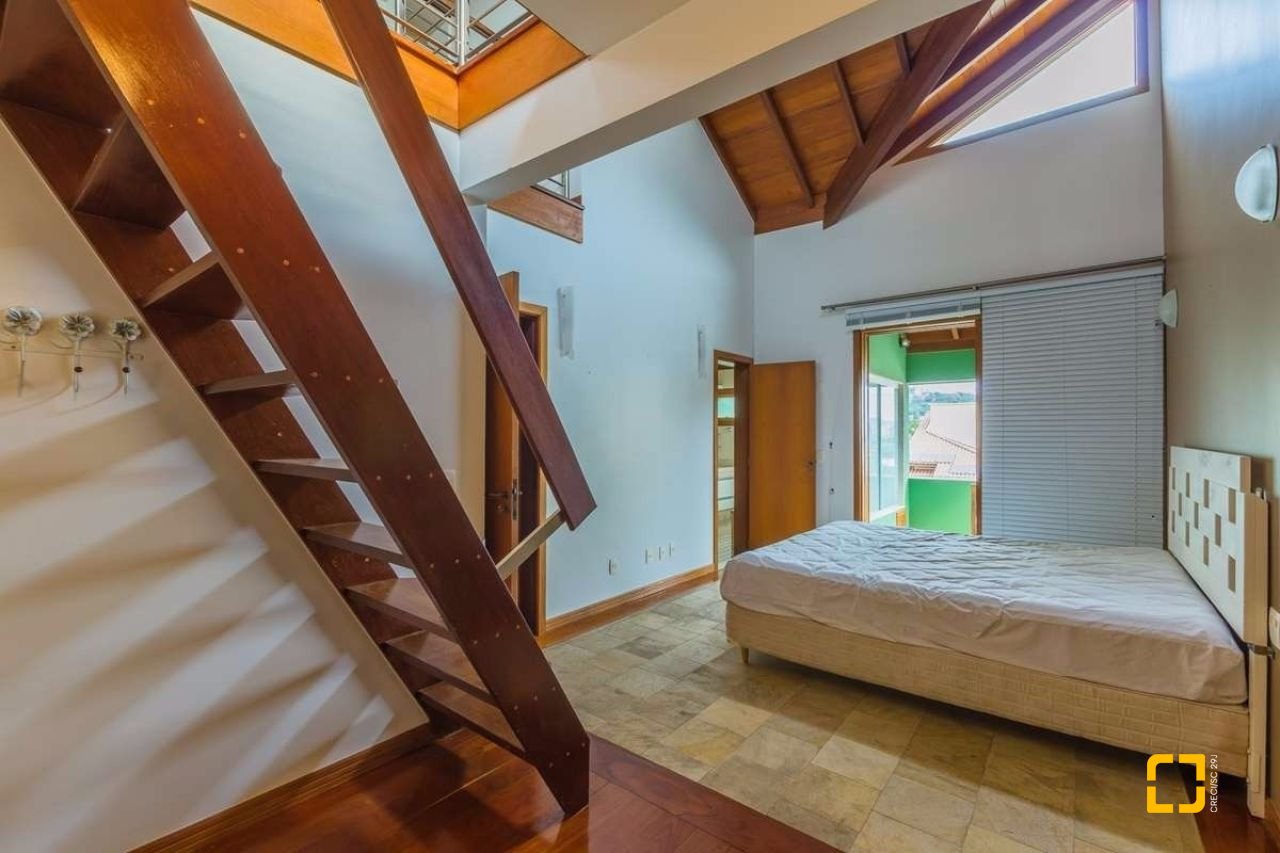 Casa com 929m², 5 quartos (sendo 3 suítes), 5 garagens, no bairro João Paulo em Florianópolis