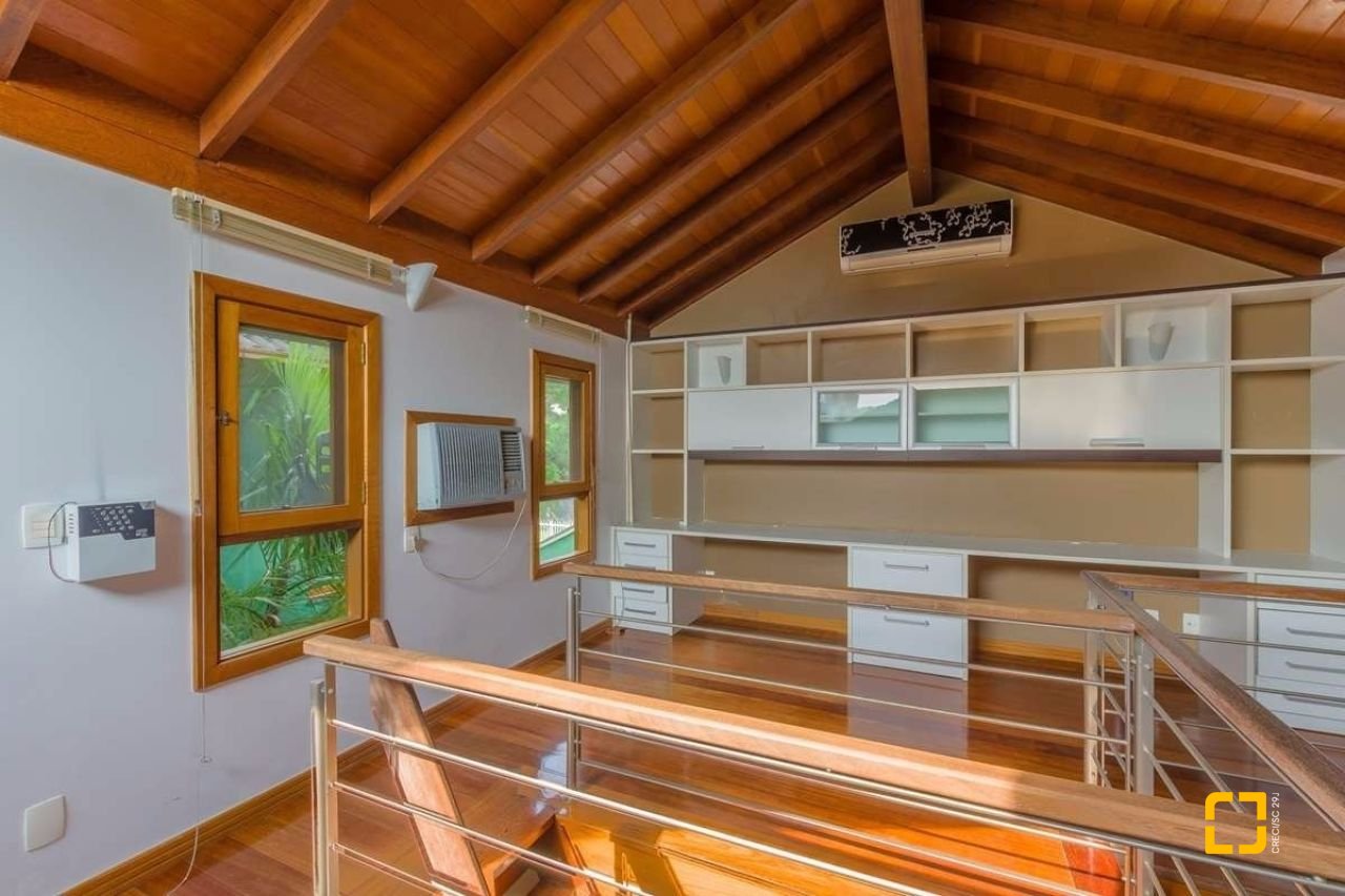 Casa com 929m², 5 quartos (sendo 3 suítes), 5 garagens, no bairro João Paulo em Florianópolis