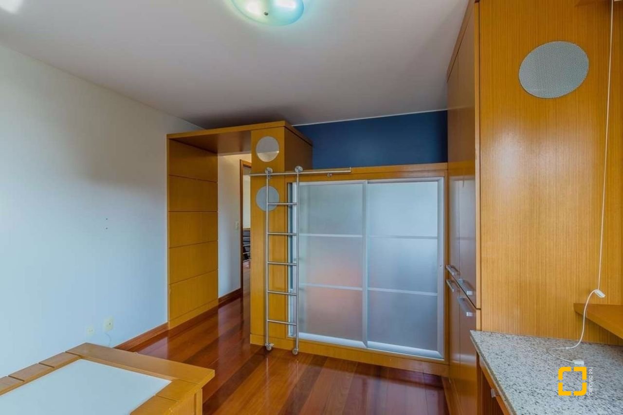 Casa com 929m², 5 quartos (sendo 3 suítes), 5 garagens, no bairro João Paulo em Florianópolis