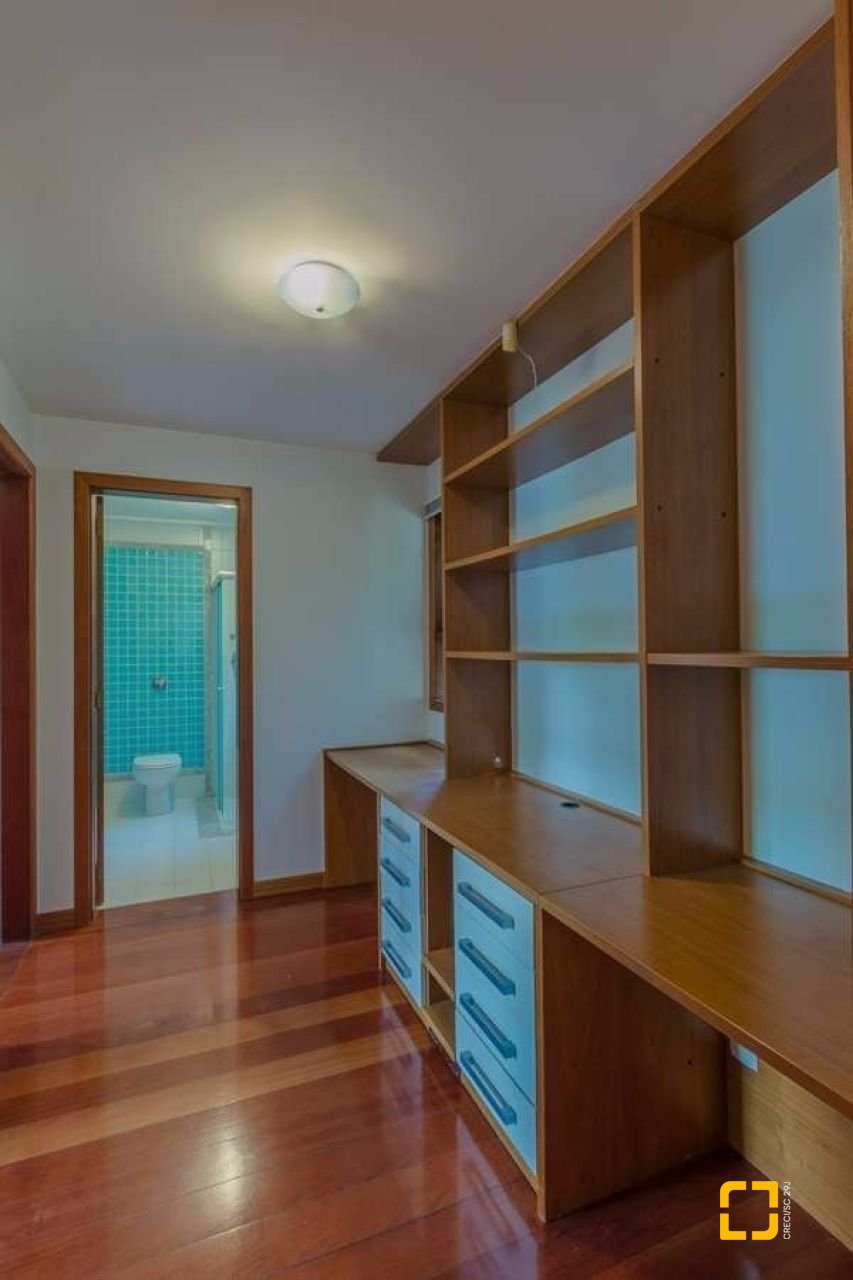 Casa com 929m², 5 quartos (sendo 3 suítes), 5 garagens, no bairro João Paulo em Florianópolis