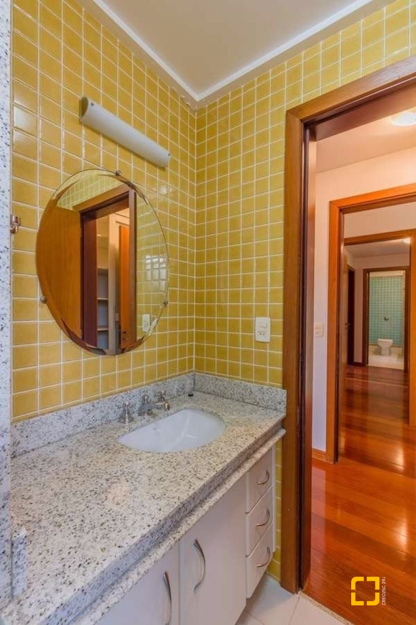 Casa com 929m², 5 quartos (sendo 3 suítes), 5 garagens, no bairro João Paulo em Florianópolis