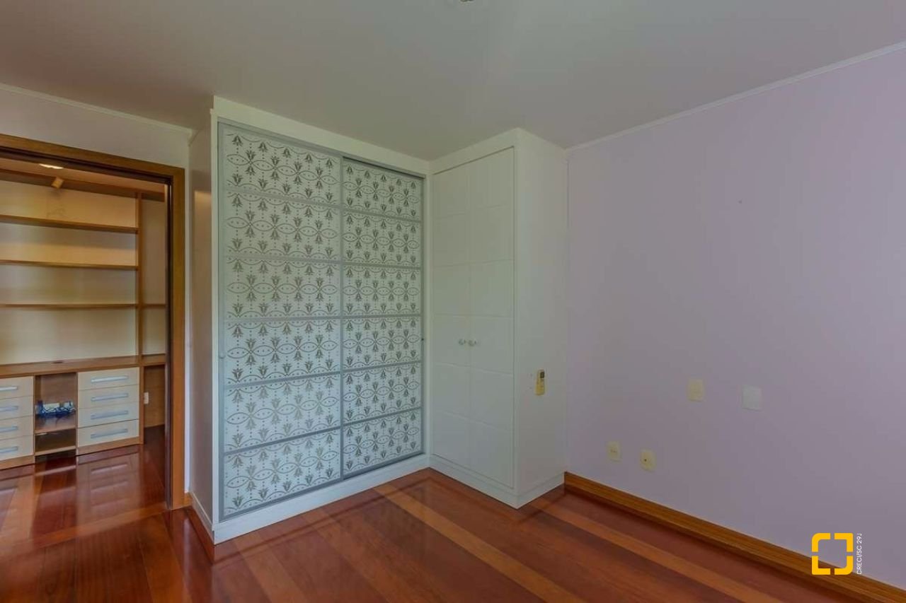 Casa com 929m², 5 quartos (sendo 3 suítes), 5 garagens, no bairro João Paulo em Florianópolis