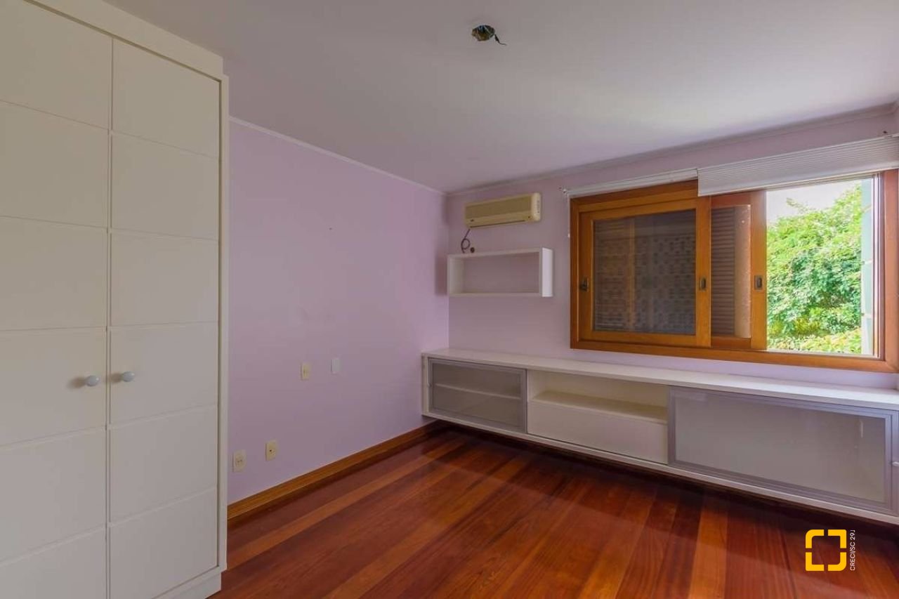 Casa com 929m², 5 quartos (sendo 3 suítes), 5 garagens, no bairro João Paulo em Florianópolis
