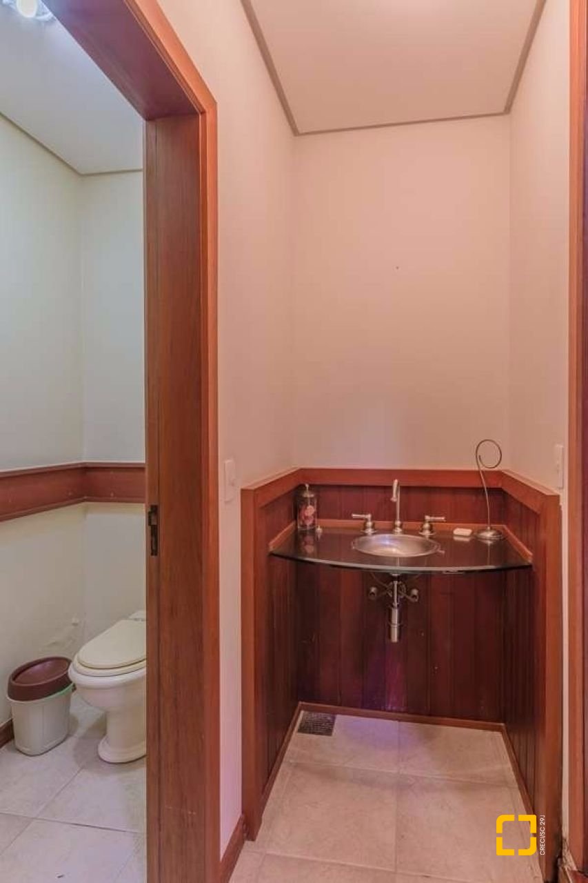 Casa com 929m², 5 quartos (sendo 3 suítes), 5 garagens, no bairro João Paulo em Florianópolis