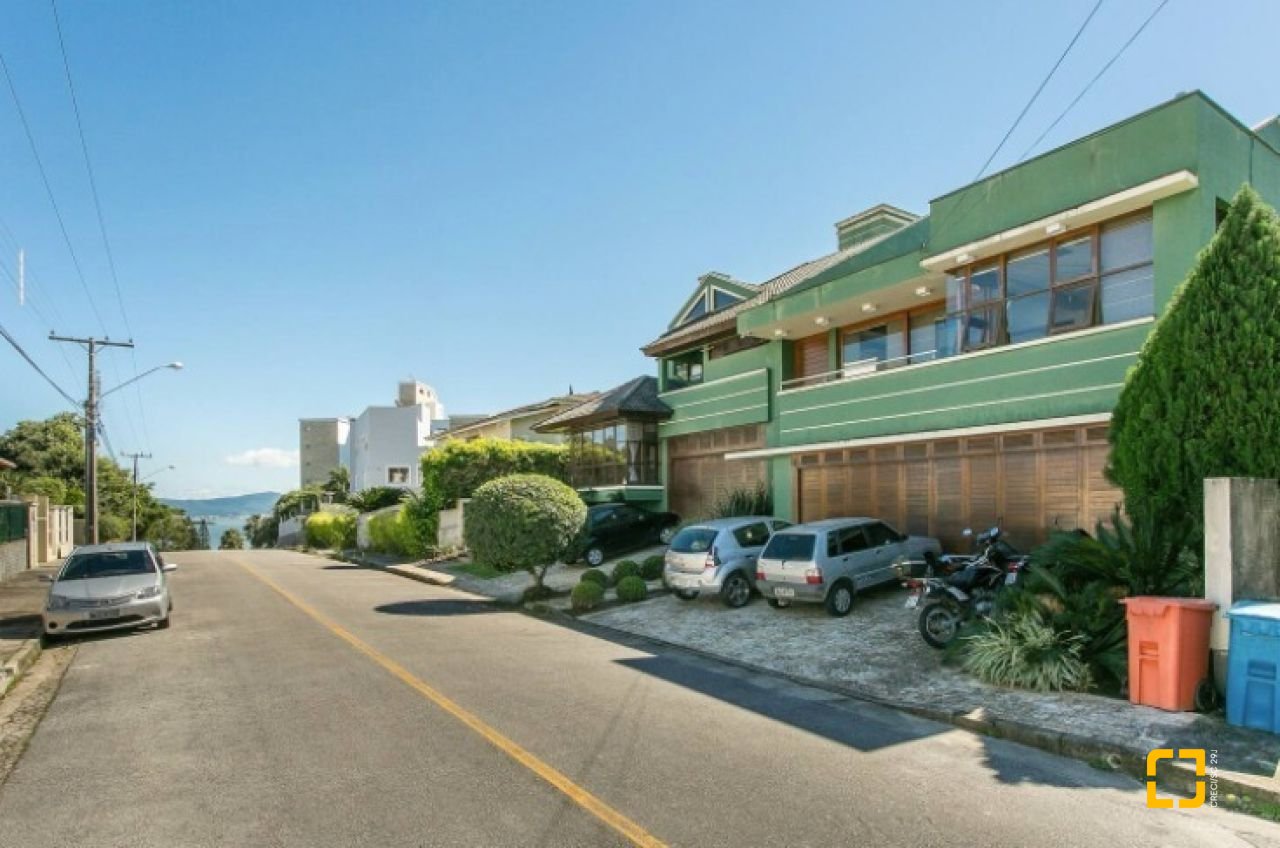 Casa com 929m², 5 quartos (sendo 3 suítes), 5 garagens, no bairro João Paulo em Florianópolis