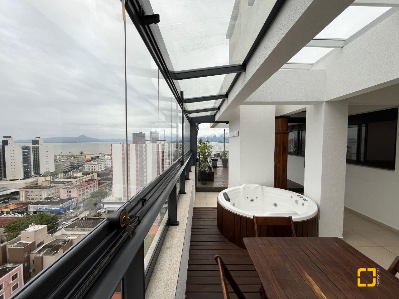Cobertura com 140m², 4 quartos (sendo 1 suíte), 2 garagens, no bairro Kobrasol em São José