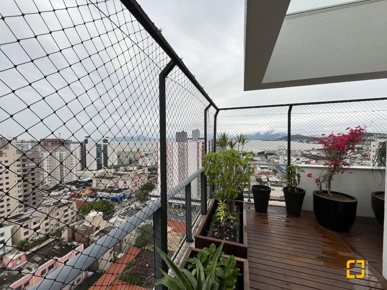 Cobertura com 140m², 4 quartos (sendo 1 suíte), 2 garagens, no bairro Kobrasol em São José