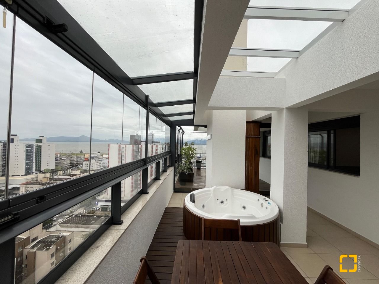Cobertura com 140m², 4 quartos (sendo 1 suíte), 2 garagens, no bairro Kobrasol em São José