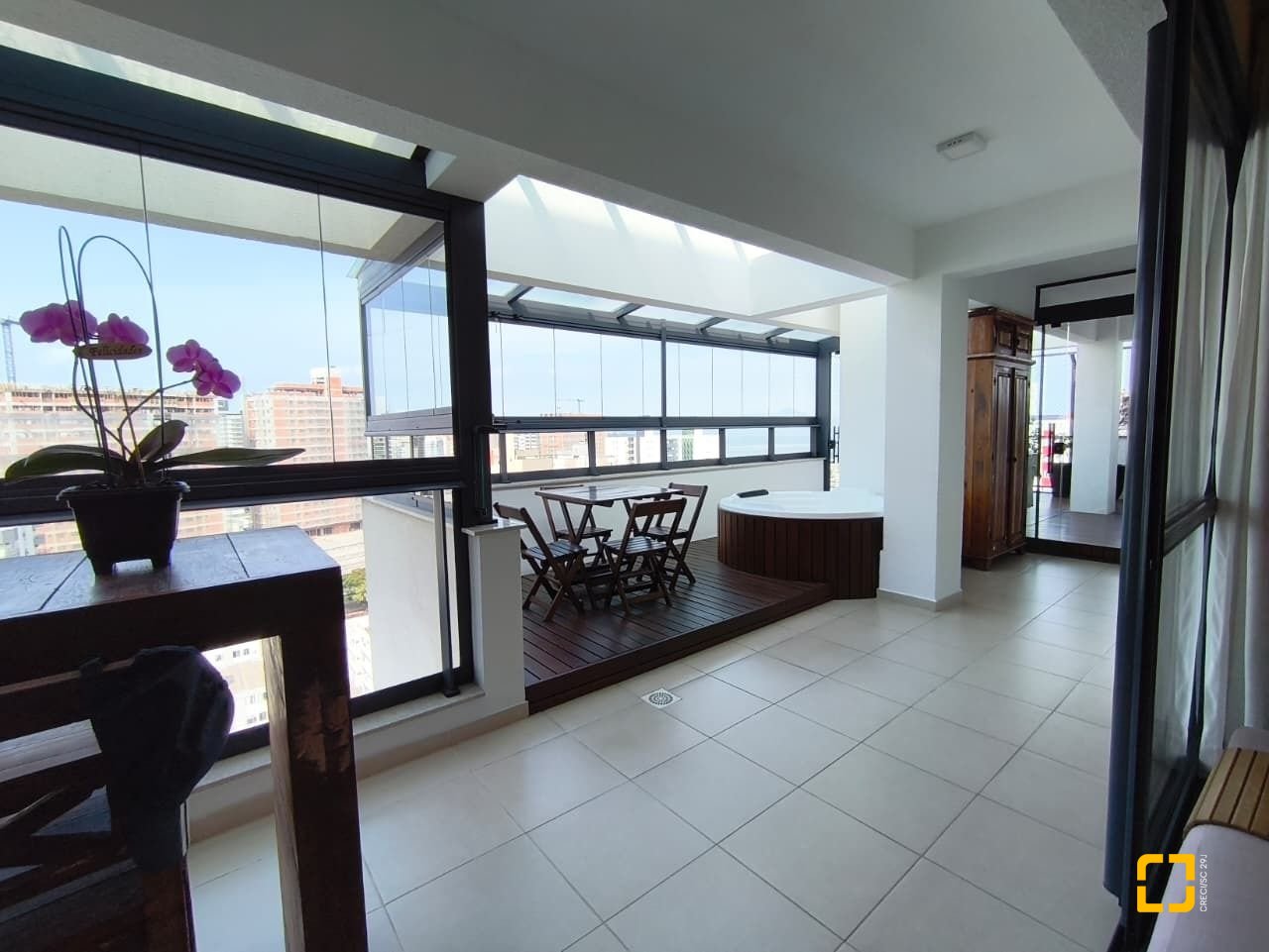 Cobertura com 140m², 4 quartos (sendo 1 suíte), 2 garagens, no bairro Kobrasol em São José