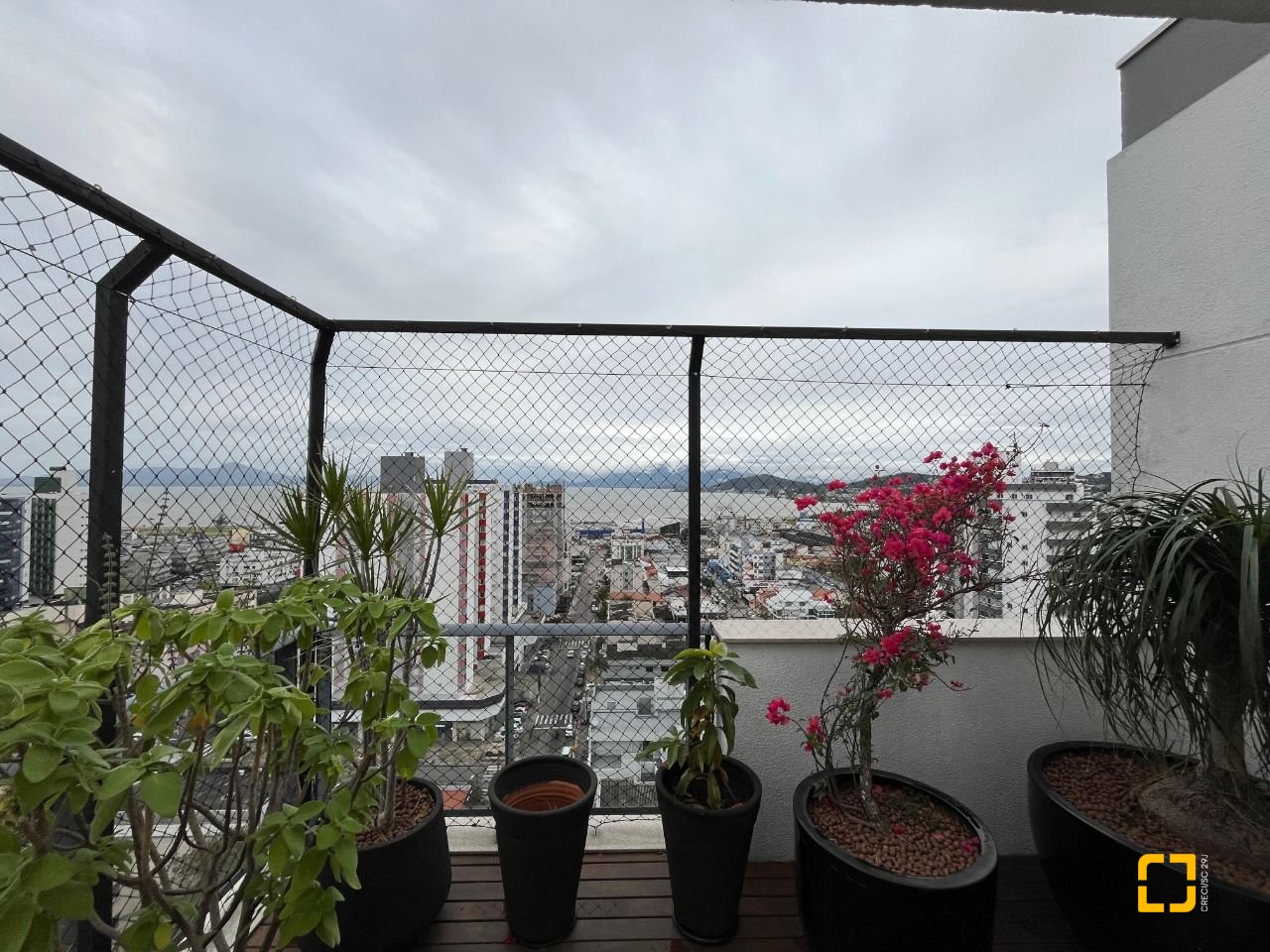 Cobertura com 140m², 3 quartos (sendo 1 suíte), 2 garagens, no bairro Kobrasol em São José
