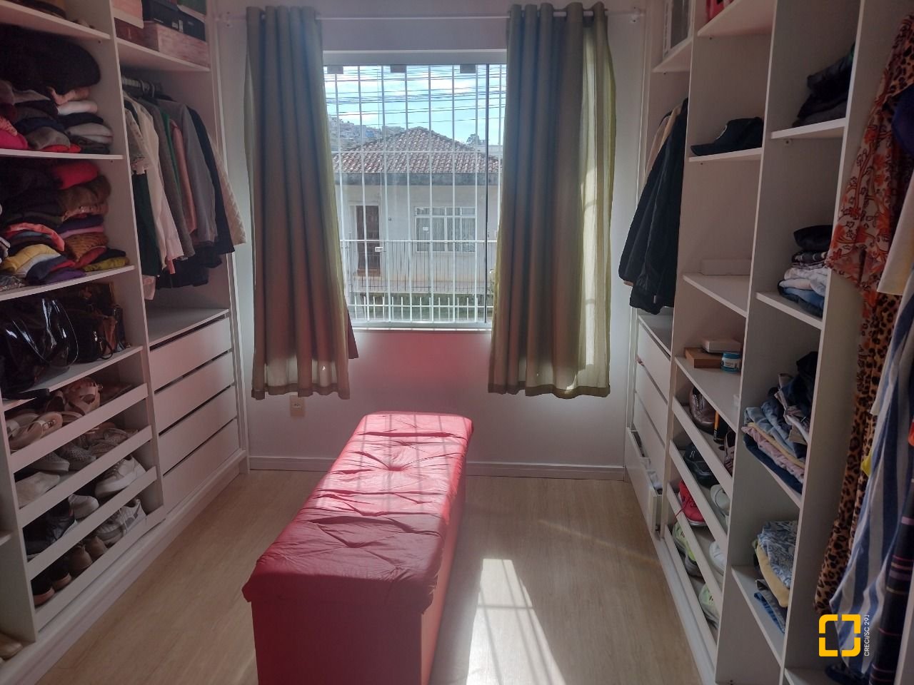 Casa com 209m², 5 quartos (sendo 1 suíte), 4 garagens, no bairro Carvoeira em Florianópolis
