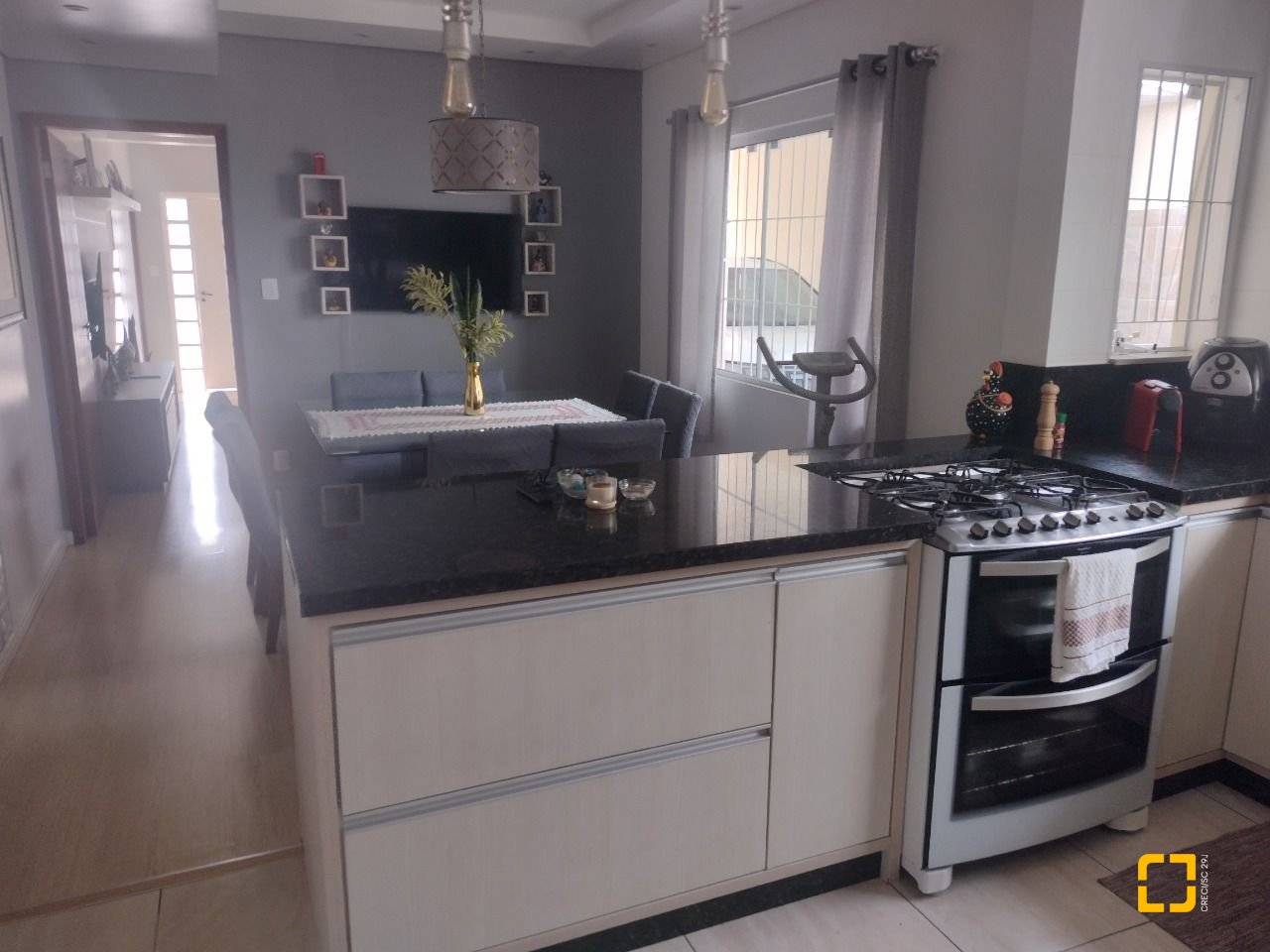Casa com 209m², 5 quartos (sendo 1 suíte), 4 garagens, no bairro Carvoeira em Florianópolis