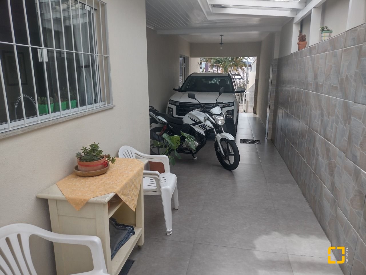 Casa com 209m², 5 quartos (sendo 1 suíte), 4 garagens, no bairro Carvoeira em Florianópolis