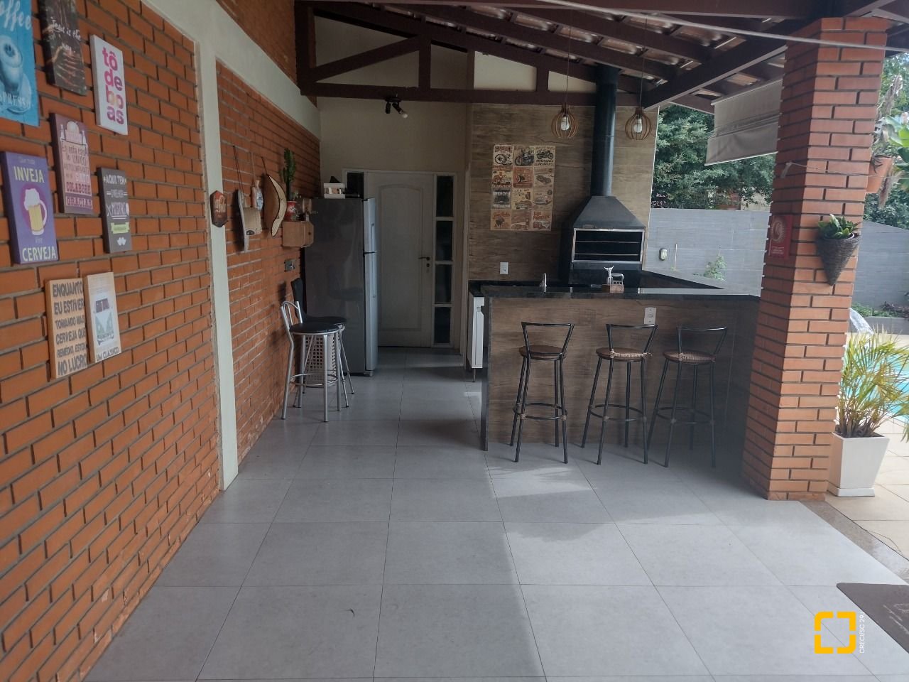 Casa com 209m², 5 quartos (sendo 1 suíte), 4 garagens, no bairro Carvoeira em Florianópolis