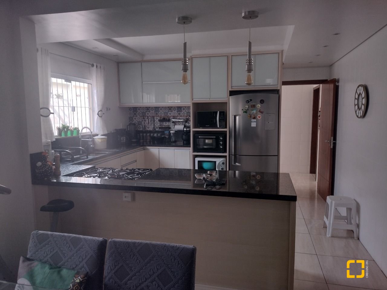 Casa com 209m², 5 quartos (sendo 1 suíte), 4 garagens, no bairro Carvoeira em Florianópolis