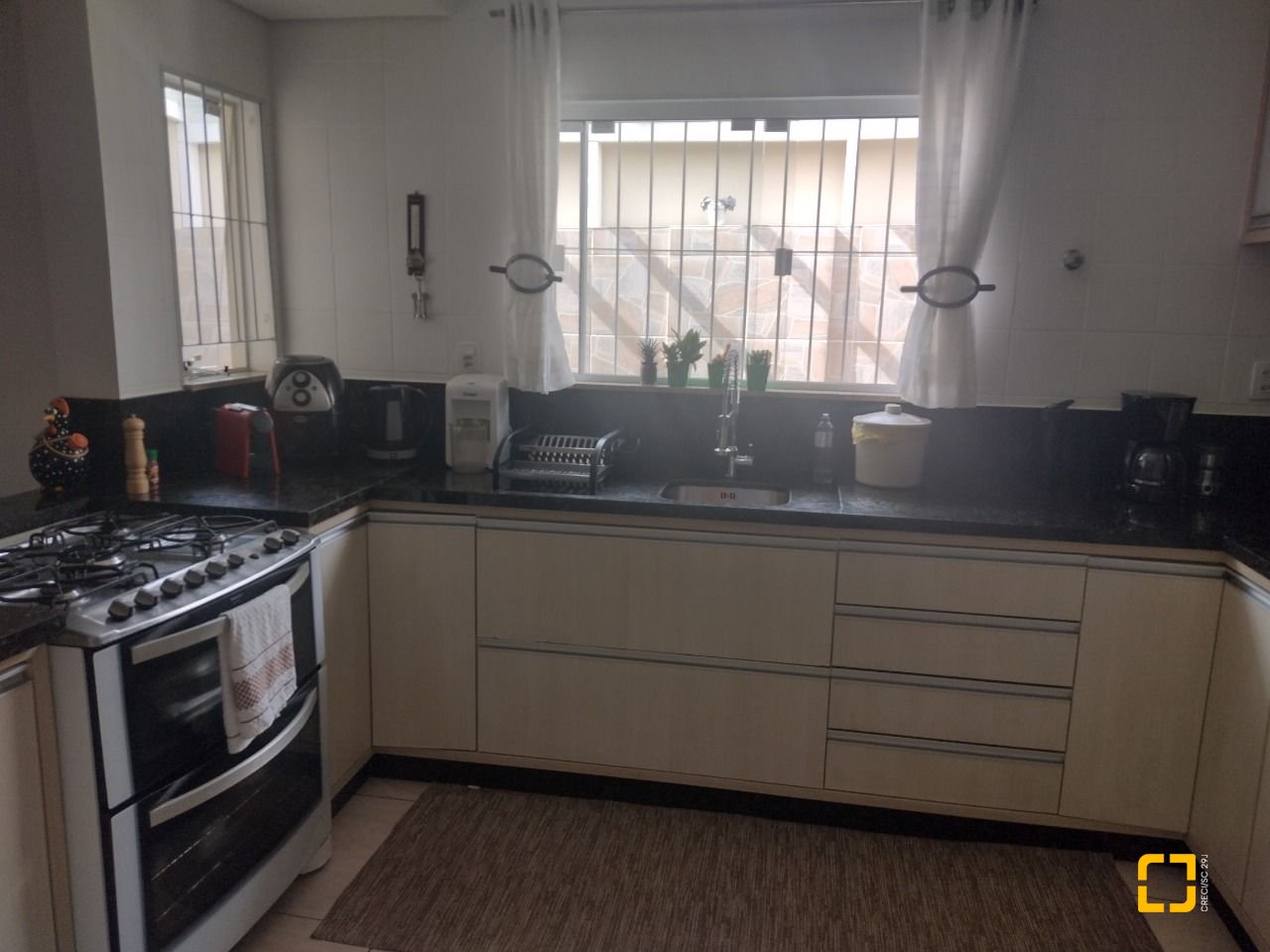Casa com 209m², 5 quartos (sendo 1 suíte), 4 garagens, no bairro Carvoeira em Florianópolis
