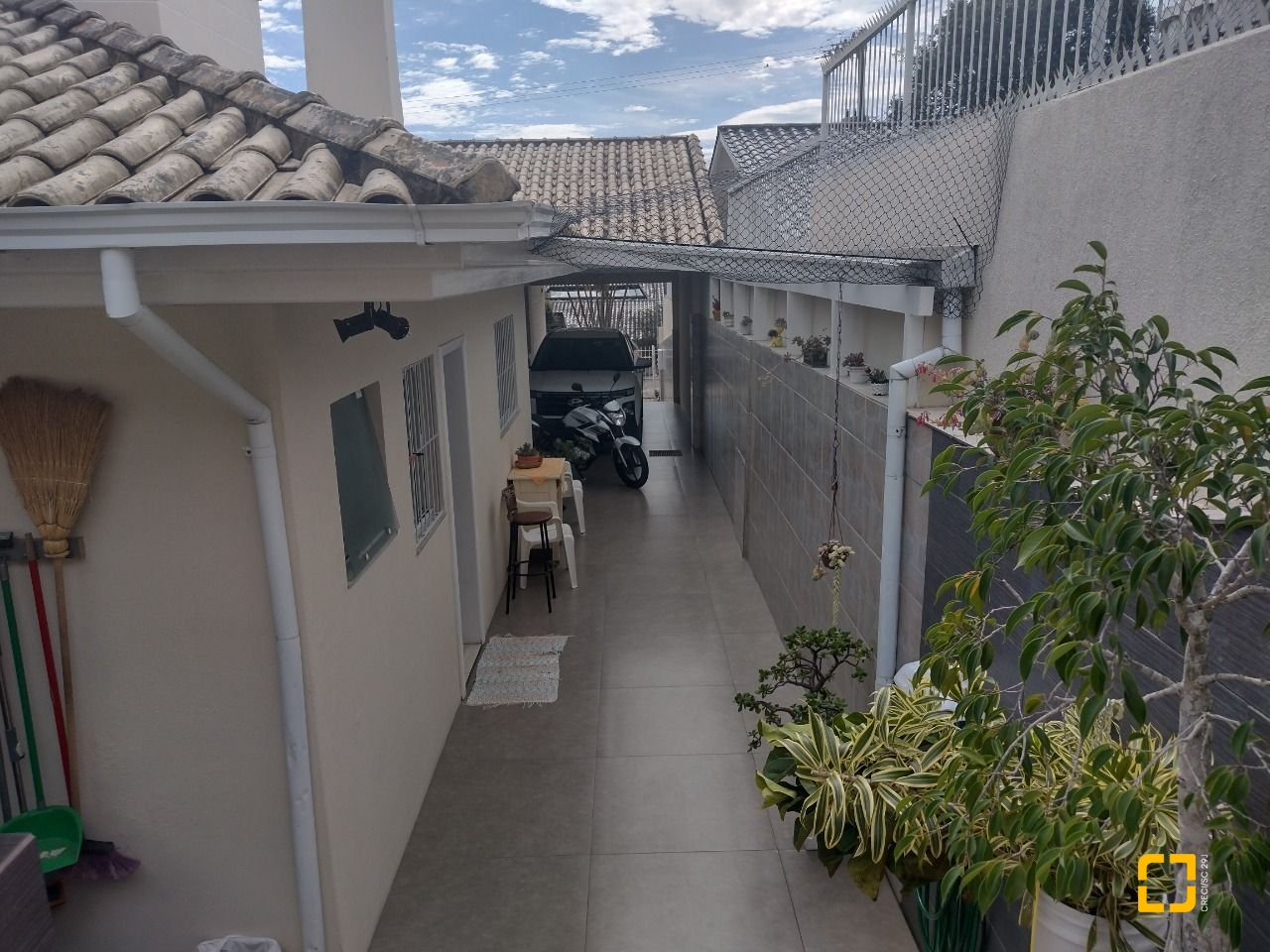 Casa com 209m², 5 quartos (sendo 1 suíte), 4 garagens, no bairro Carvoeira em Florianópolis