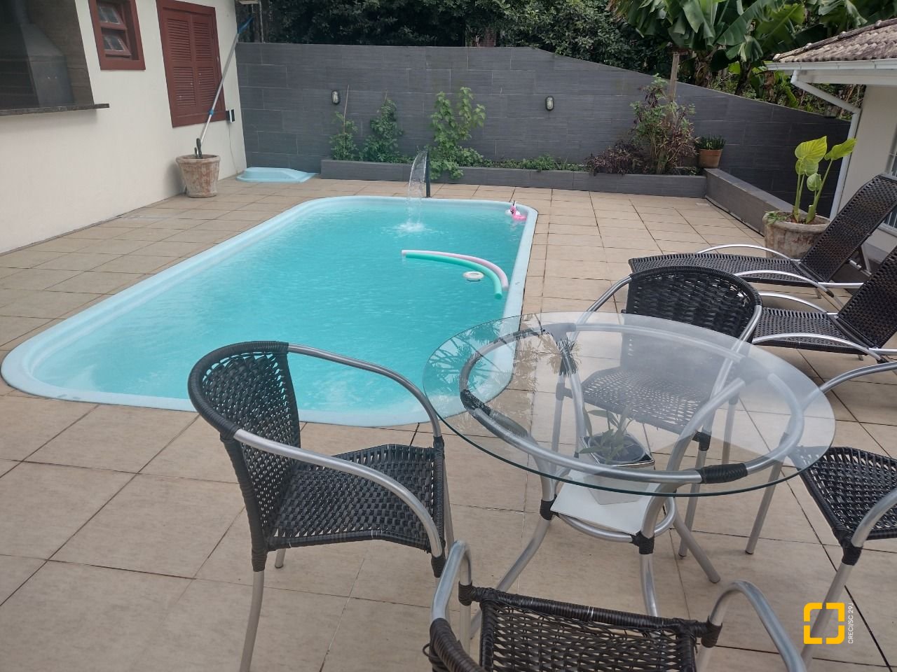 Casa com 209m², 5 quartos (sendo 1 suíte), 4 garagens, no bairro Carvoeira em Florianópolis