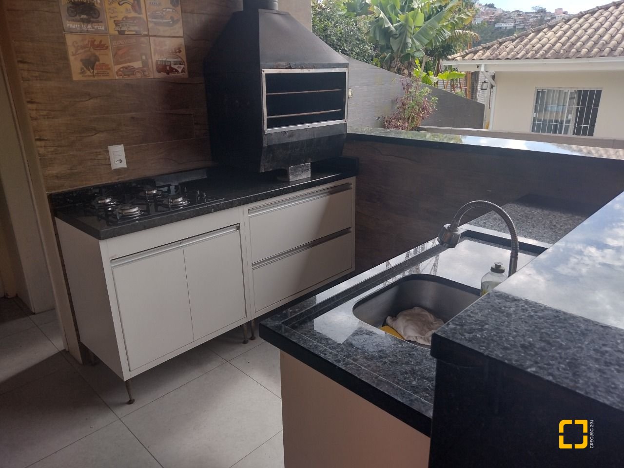 Casa com 209m², 5 quartos (sendo 1 suíte), 4 garagens, no bairro Carvoeira em Florianópolis