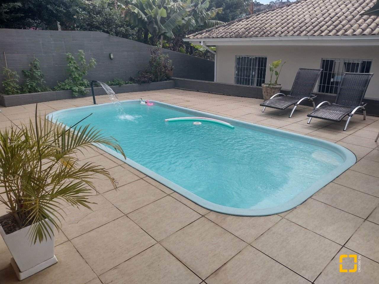Casa com 209m², 5 quartos (sendo 1 suíte), 4 garagens, no bairro Carvoeira em Florianópolis