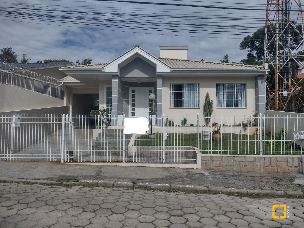 Casa com 209m², 5 quartos (sendo 1 suíte), 4 garagens, no bairro Carvoeira em Florianópolis