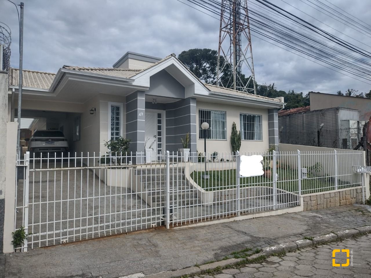 Casa com 209m², 5 quartos (sendo 1 suíte), 4 garagens, no bairro Carvoeira em Florianópolis