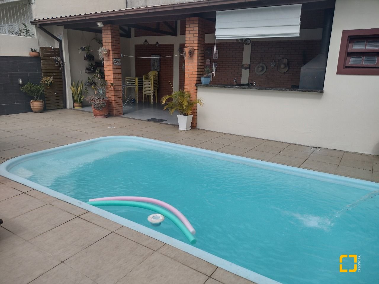 Casa com 209m², 5 quartos (sendo 1 suíte), 4 garagens, no bairro Carvoeira em Florianópolis