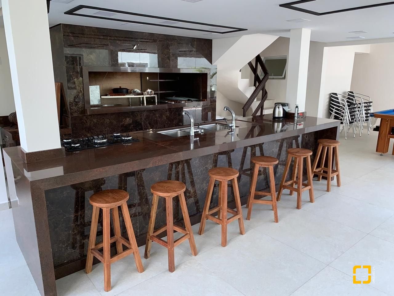 Casa com 303m², 14 quartos (sendo 7 suítes), 3 garagens, no bairro Canasvieiras em Florianópolis