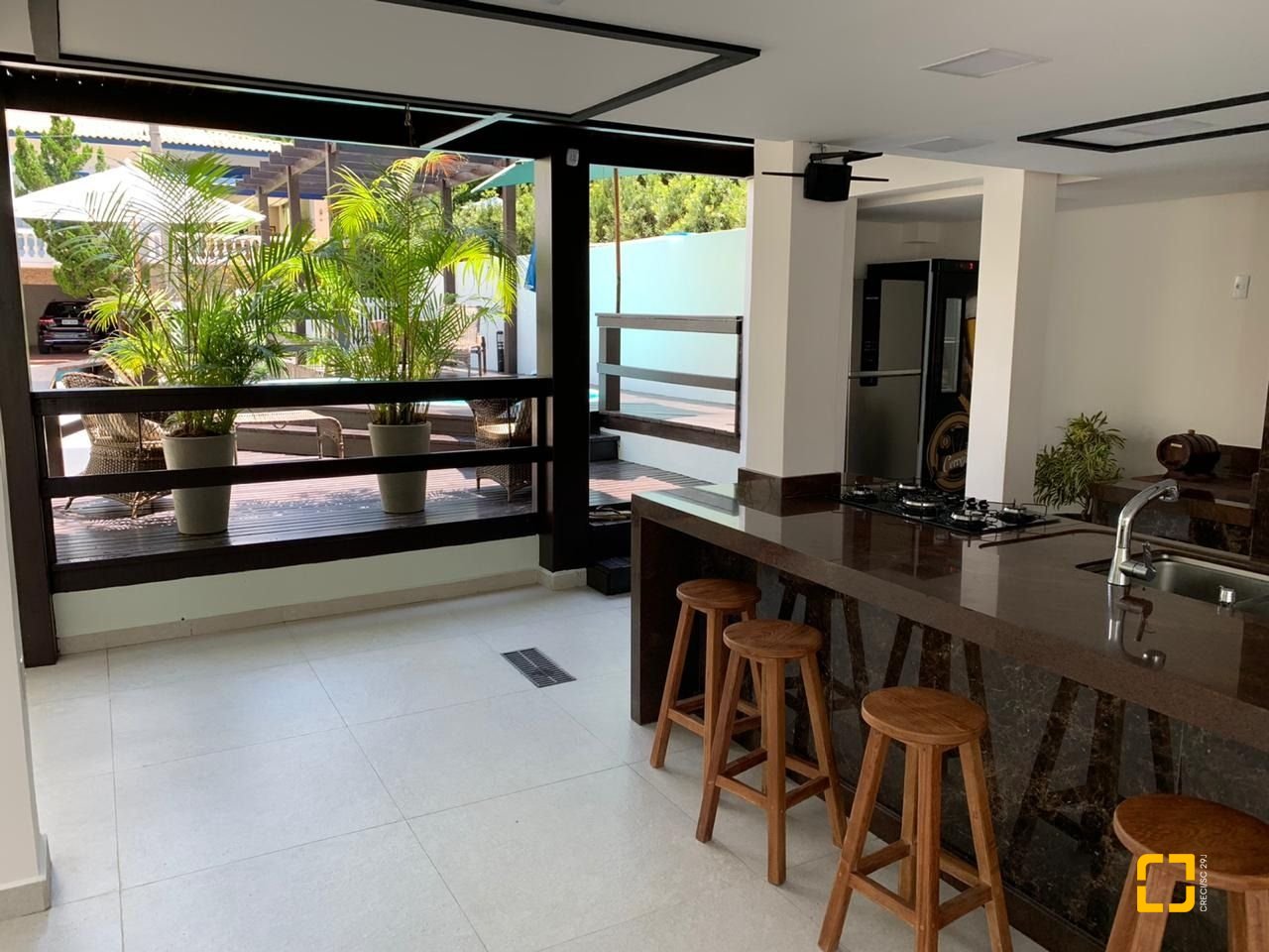 Casa com 303m², 14 quartos (sendo 7 suítes), 3 garagens, no bairro Canasvieiras em Florianópolis