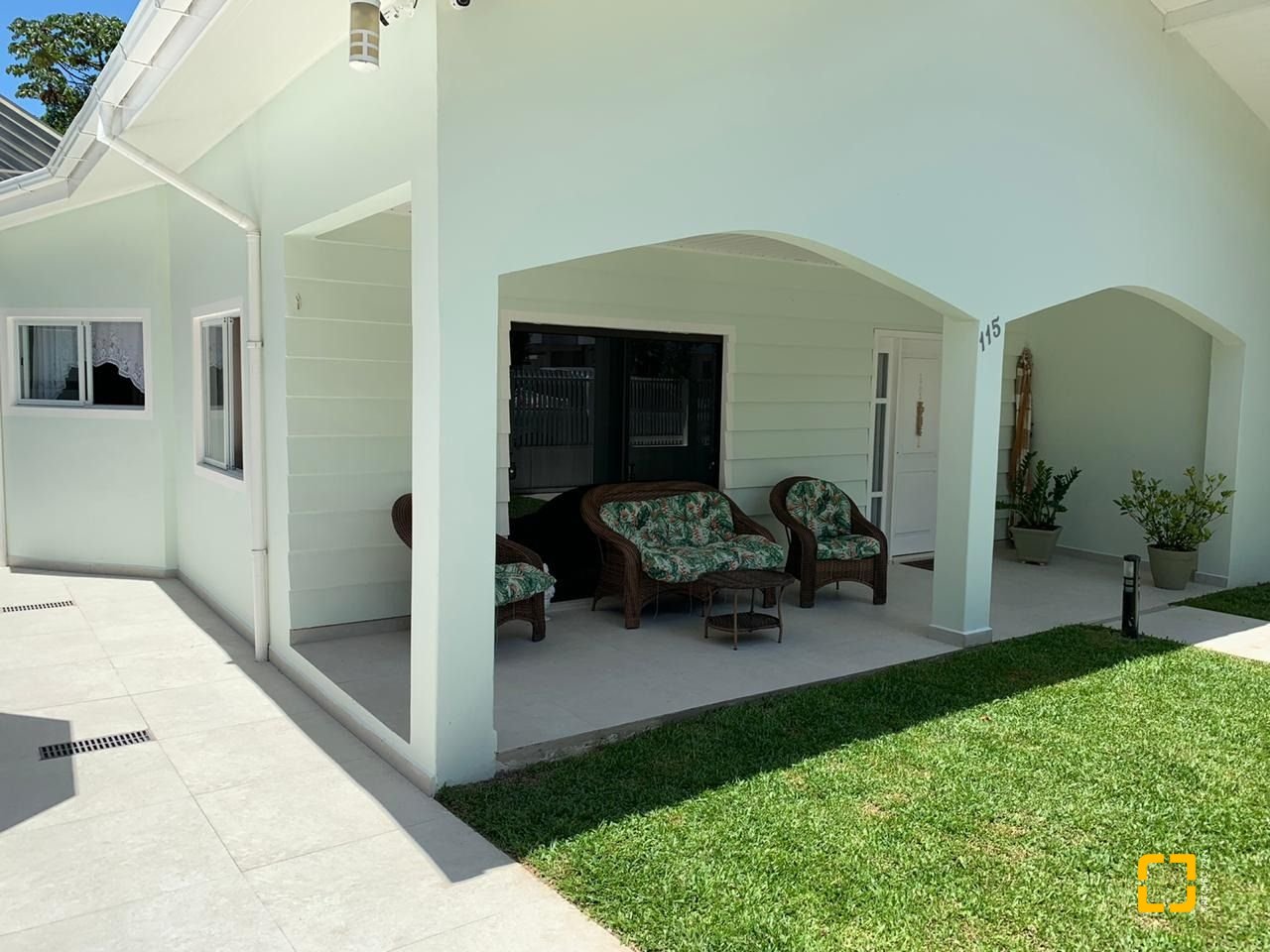Casa com 303m², 14 quartos (sendo 7 suítes), 3 garagens, no bairro Canasvieiras em Florianópolis