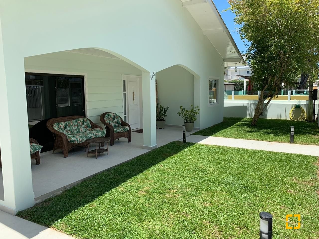 Casa com 303m², 14 quartos (sendo 7 suítes), 3 garagens, no bairro Canasvieiras em Florianópolis