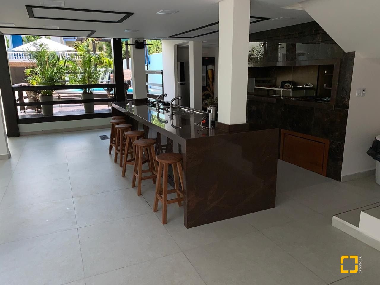Casa com 303m², 14 quartos (sendo 7 suítes), 3 garagens, no bairro Canasvieiras em Florianópolis