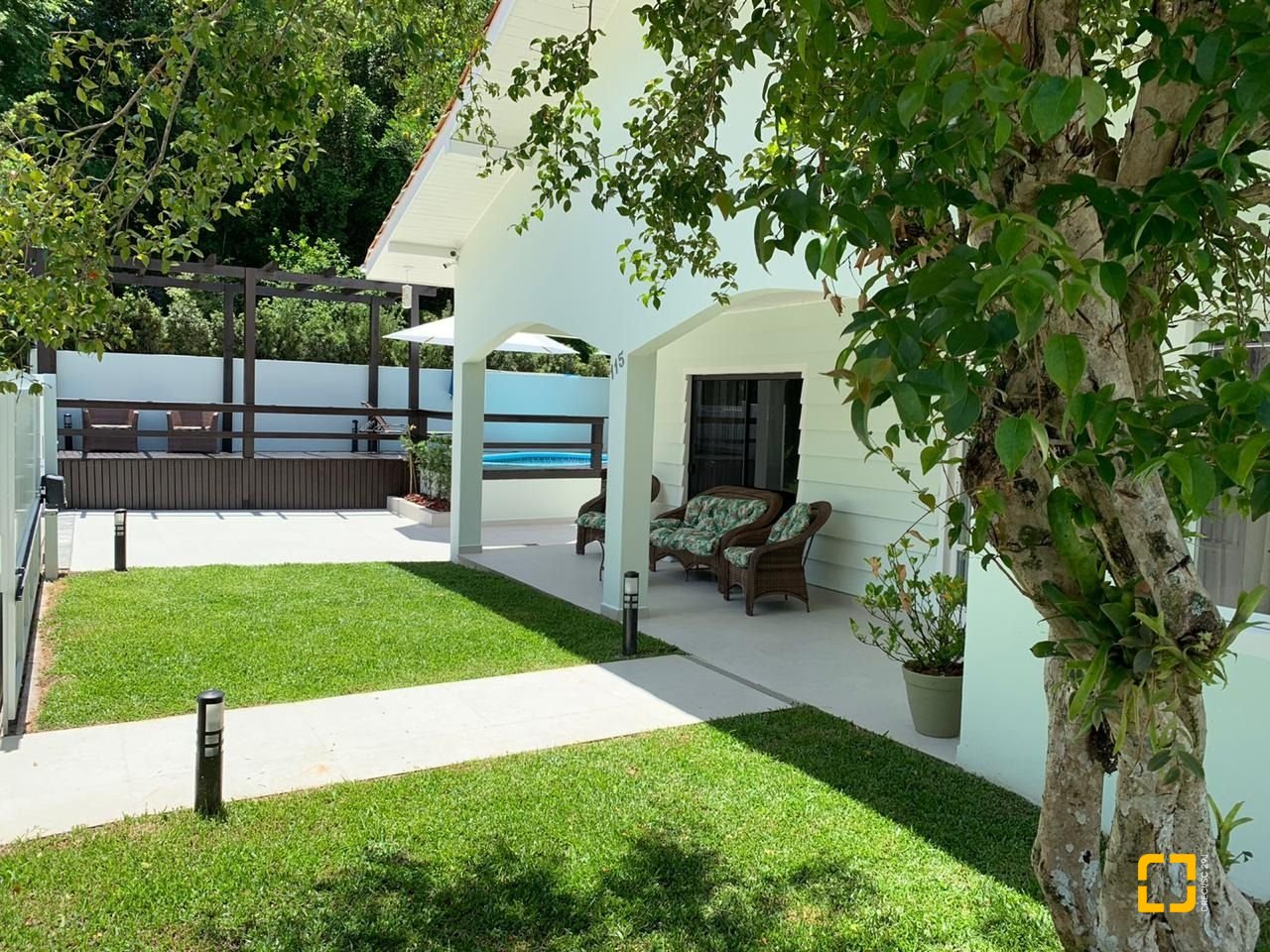 Casa com 303m², 14 quartos (sendo 7 suítes), 3 garagens, no bairro Canasvieiras em Florianópolis