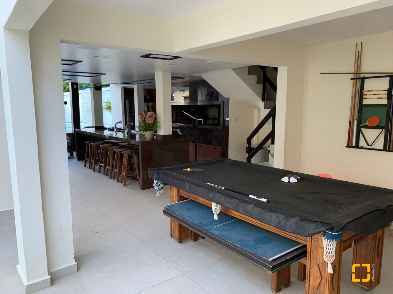 Casa com 303m², 14 quartos (sendo 7 suítes), 3 garagens, no bairro Canasvieiras em Florianópolis