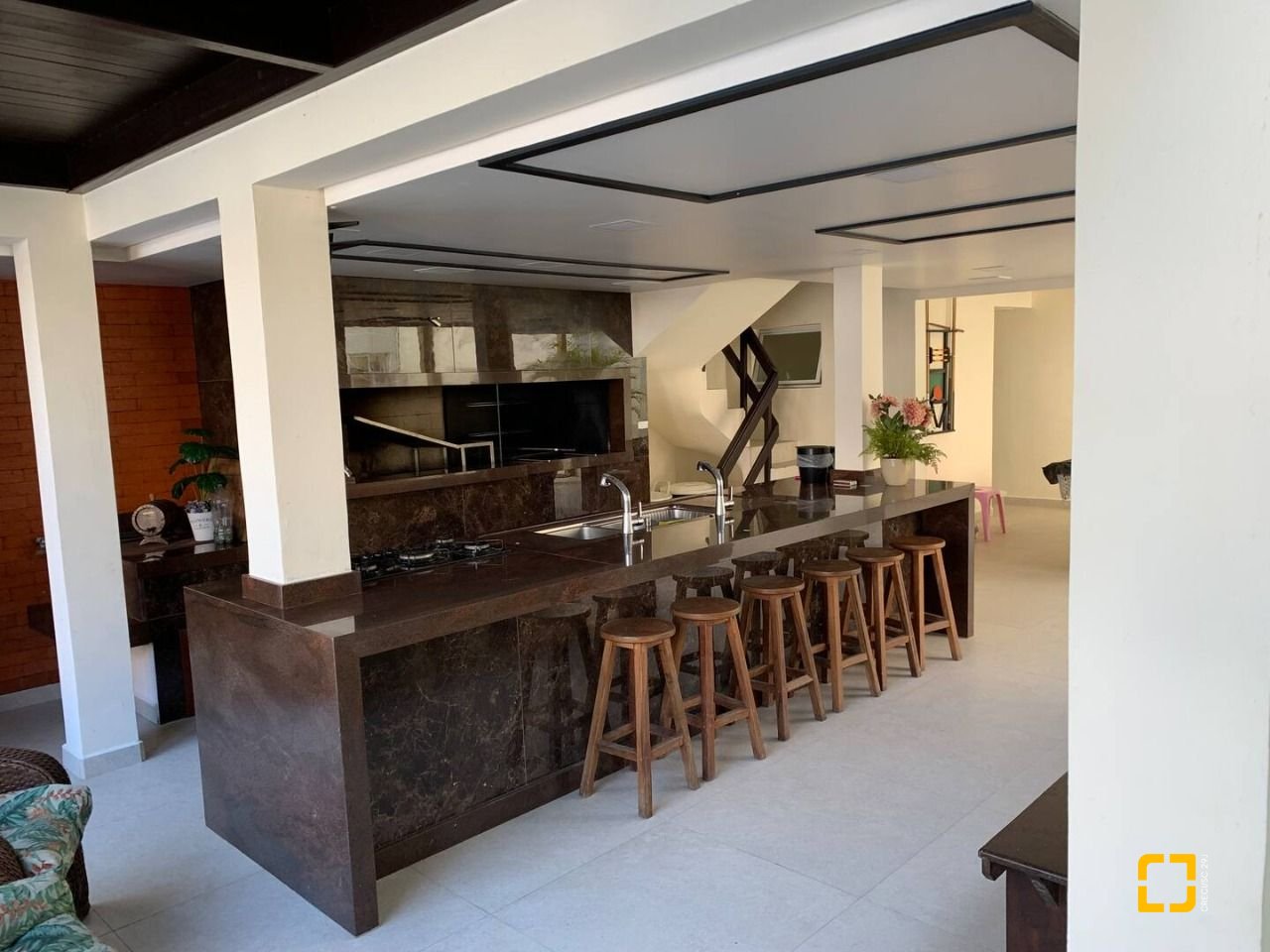 Casa com 303m², 14 quartos (sendo 7 suítes), 3 garagens, no bairro Canasvieiras em Florianópolis