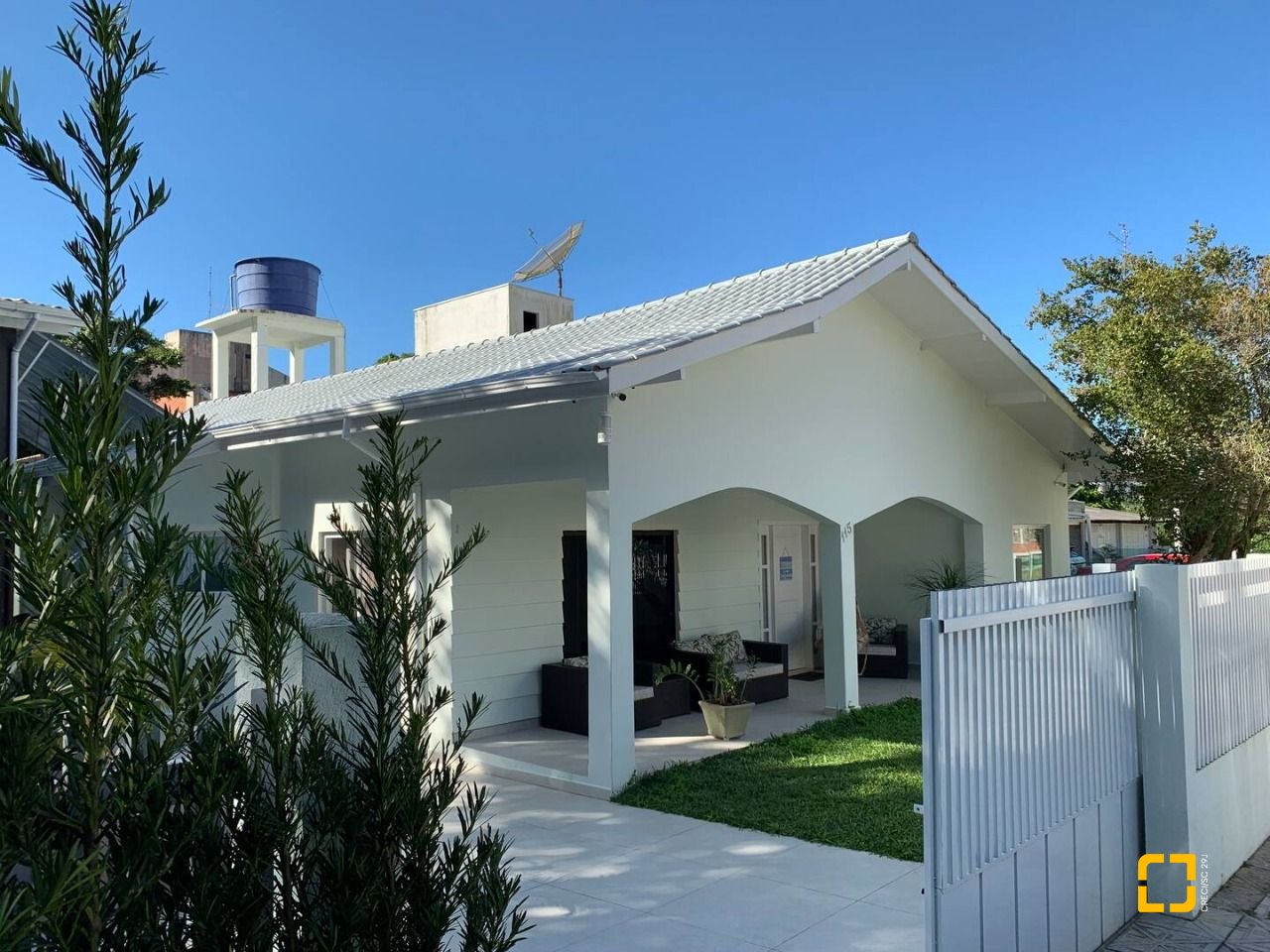 Casa com 303m², 14 quartos (sendo 7 suítes), 3 garagens, no bairro Canasvieiras em Florianópolis